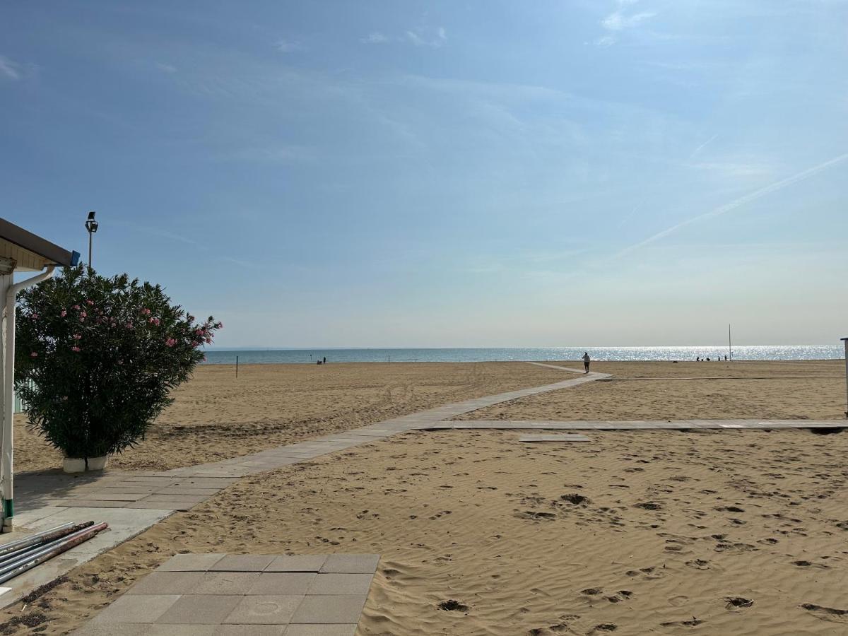 Beach Front Apartment Sabbiadoro Lignano Sabbiadoro Bagian luar foto
