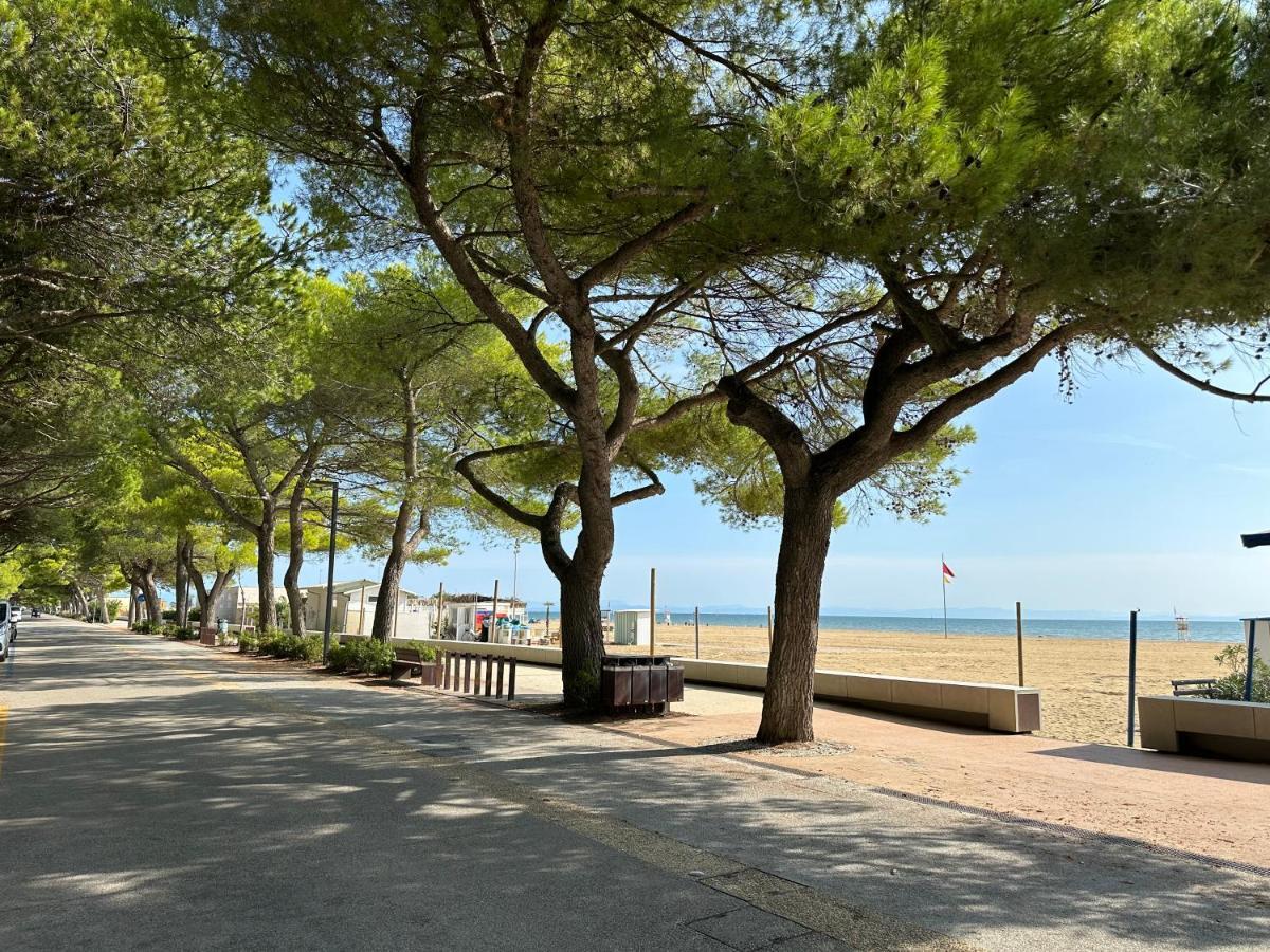Beach Front Apartment Sabbiadoro Lignano Sabbiadoro Bagian luar foto