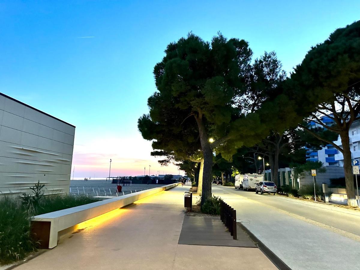 Beach Front Apartment Sabbiadoro Lignano Sabbiadoro Bagian luar foto
