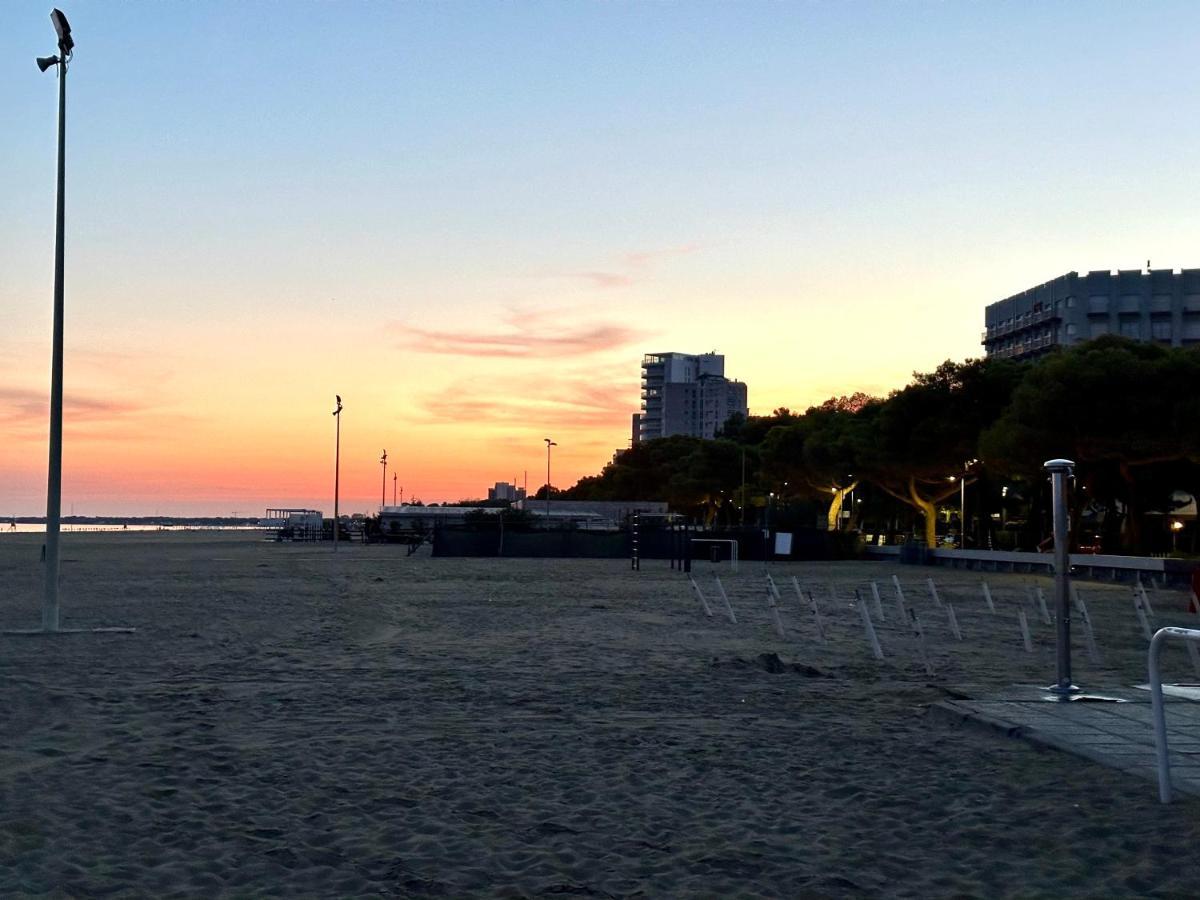 Beach Front Apartment Sabbiadoro Lignano Sabbiadoro Bagian luar foto