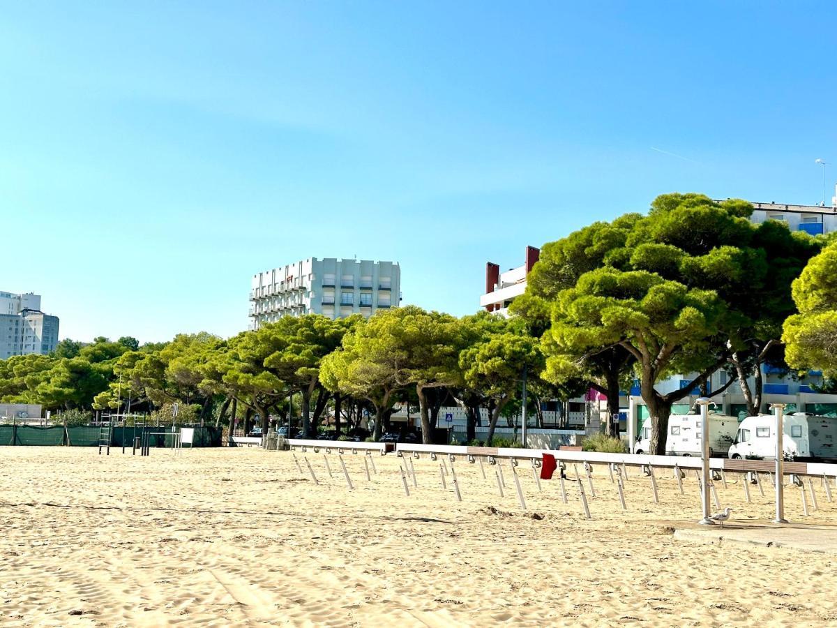 Beach Front Apartment Sabbiadoro Lignano Sabbiadoro Bagian luar foto