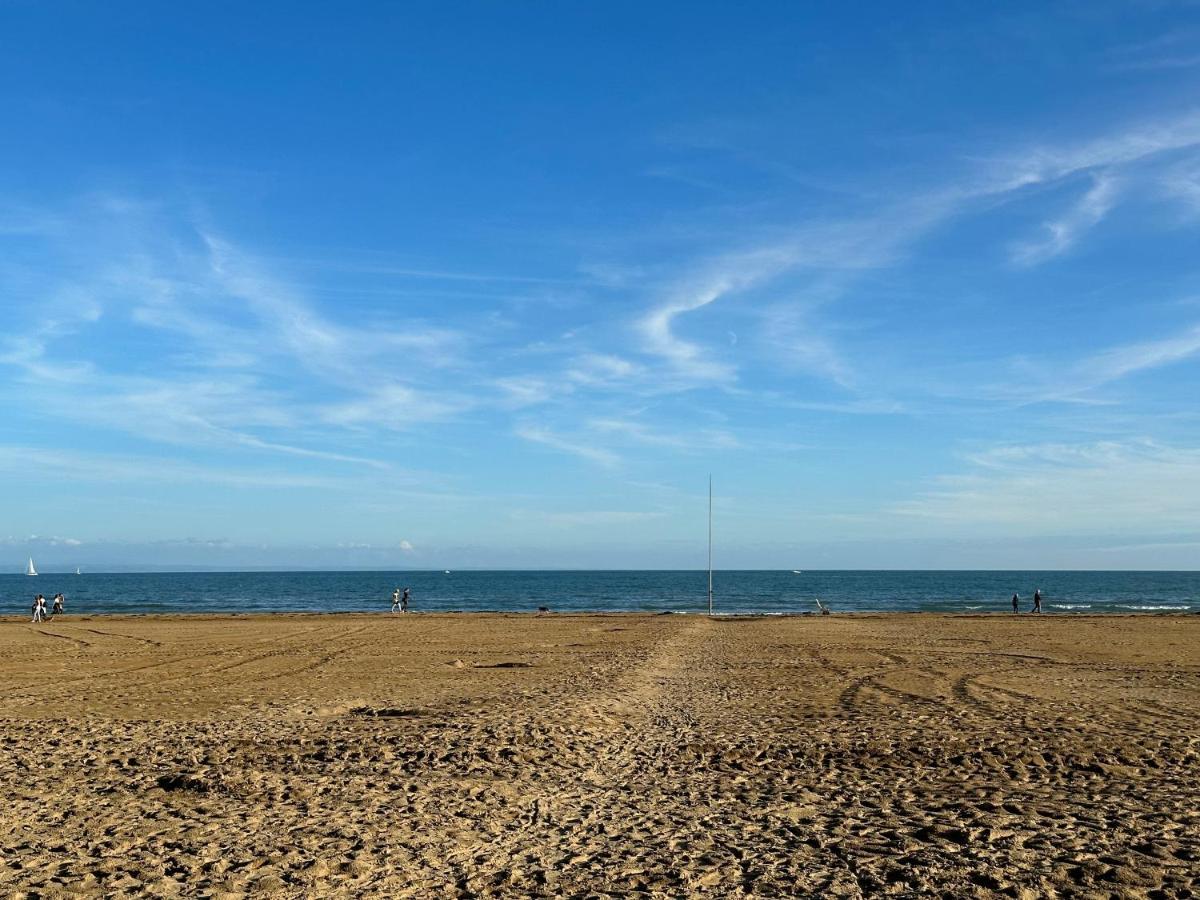 Beach Front Apartment Sabbiadoro Lignano Sabbiadoro Bagian luar foto